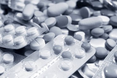 geniş bir grup kapsül, haplar, tabletler ve kabarcıklar, arkaplan, tonlu resim, yakın plan