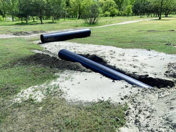 Şehrin su ve kanalizasyon tesisatı, boruların ve kilit cihazlarının tamiri. Eski boruların kumlu toprakla değiştirilmesi. Açık havada.