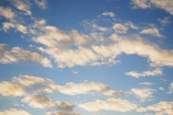 Białe Puszyste Chmury Błękitnym Niebie Tło Chmur Piękno Przejrzyste Zachmurzenie — Zdjęcie stockowe