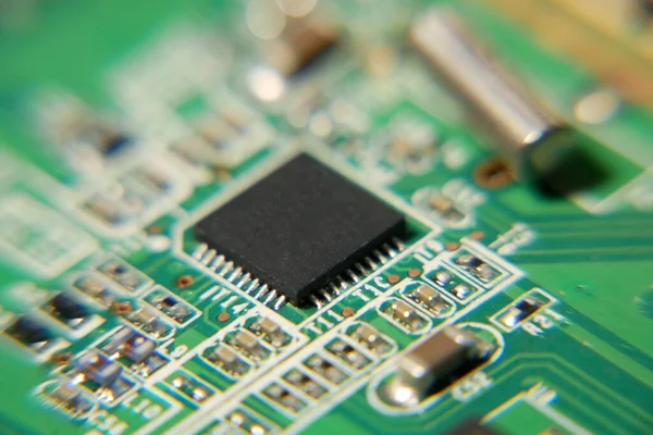 Bilgisayar çipi, anakart, elektronları, makrosu olan fütüristik devre kartı.