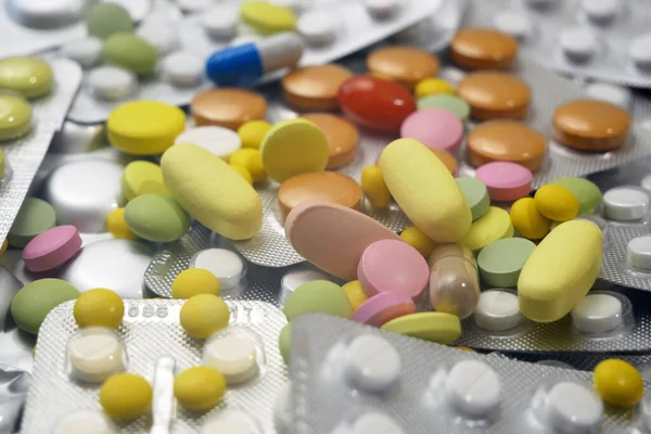 geniş bir grup kapsül, haplar, tabletler ve kabarcıklar, arka plan, yakın çekim