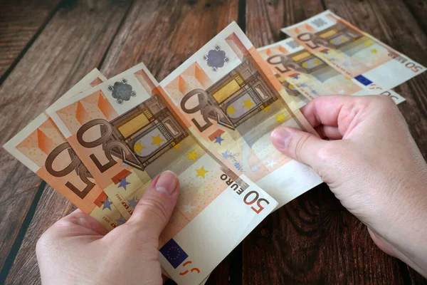 Contagem Mão Grande Pilha Euro Dinheiro Diferente Fundo Madeira Dinheiro — Fotografia de Stock