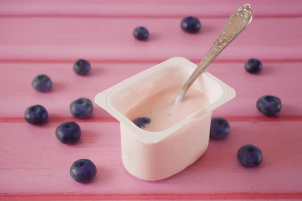 Yogurt Fresco Sabroso Arándanos Sobre Fondo Madera Concepto Desayuno Saludable —  Fotos de Stock