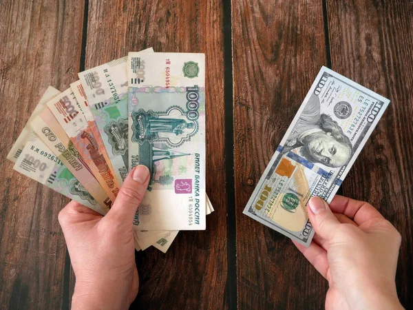 Kağıt banknotlar Rus Rublelerine karşı 100 Amerikan doları. Rus para rublesi yüzü. Rus rublesine yakın. Rusya 'da enflasyon konsepti, yakın çekim