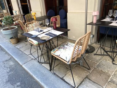 Yazlık kafe, Avrupa 'da açık hava kafeteryasında boş masalar, kahveciler, sokakta, açık havada.