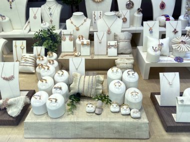 Lüks mücevherler sergileniyor, kuyumcu vitrinleri, Polonya