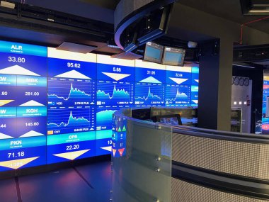 Borsa bilgilerini göster. Para müzesindeki LED ekrandaki para birimlerinin satışının finans grafiği. NBP Para Merkezi, Varşova, Polonya