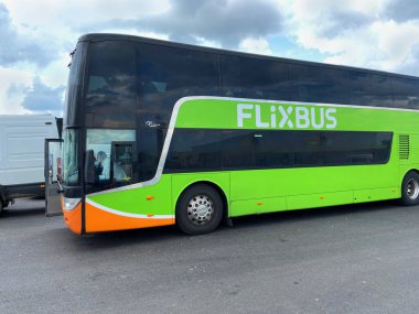 Şehirlerarası otobüs Flixbus, şehirlerarası otobüs otoyolda. Flixbus, Avrupa 'nın her yerinde şehirler arası otobüs hizmeti sunan bir marka.