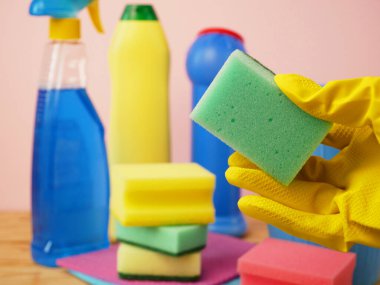 Mutfakta fırçalı, eldivenli ve deterjanlı plastik kova, temizlik malzemeleriyle dolu sepet, temizlik seti, yakın çekim.