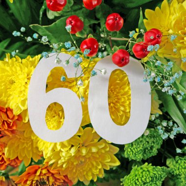 Güzel asterların arka planında 60 mektup. Mutlu yıllar, yakın plan.