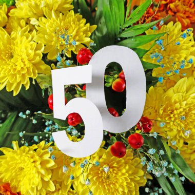 Güzel asterların arka planına 50 mektup. Mutlu yıllar, yakın plan.