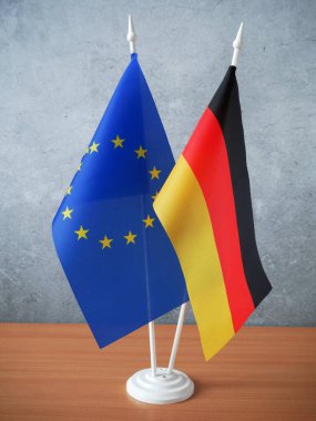 Avrupa bayrağı, Avrupa Birliği ve Almanya bayrakları gri arkaplanda, yakın plan