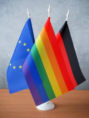 Bayraklar Almanya, Avrupa Birliği ve lgbt ahşap masada, yakın plan