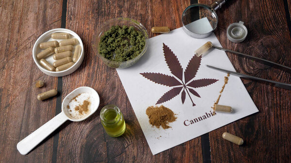 CBD конопли и экстракт. Наркотики от конопли, марихуаны и сухой травы. Контейнеры с коноплей и CBD. Альтернативная медицина. Вид сверху