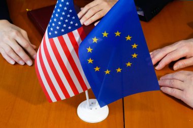 Avrupa Birliği ve Amerika Birleşik Devletleri bayrakları masaya yatırıldı. Amerika ve Avrupa, Ukrayna 'ya Rusya' nın saldırısına karşı yürütülen savaşta silah tedariği konusunda hemfikir.