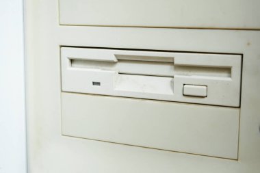 Bilgisayarın eski masaüstü bilgisayarı, CPU tarafından eski sistem birimi, kapat