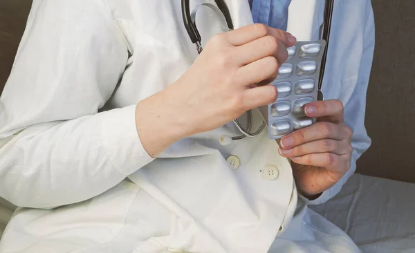 Médico Segurando Pílulas Blister Escritório Consultar Paciente Sobre Pílulas Close — Fotografia de Stock