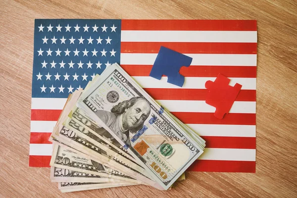 Amerikanische Flagge Und Puzzles Und Dollarstapel Demokraten Oder Republikaner Wahlen — Stockfoto