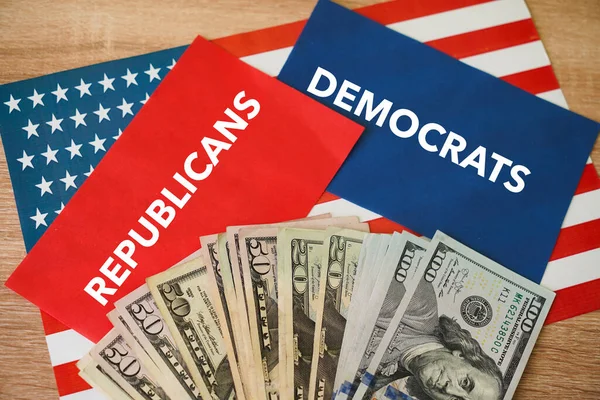 Amerikan bayrağı ve oy pusulası, Demokratlar ya da Cumhuriyetçiler sembolü mü? Birleşik Devletler Temsilciler Meclisi 2022 konsepti, kapanış