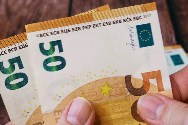 Euro Denaro Mano Sfondo Legno Contante Euro Banconote Euro Primo — Foto Stock