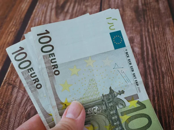 Euro Argent Main Sur Fond Bois Euro Comptant Billets Euros — Photo