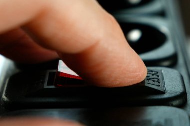 İnsan parmak izi baskısı ve kapalı kırmızı ışık prizi siyah elektrik uzatma kablosu, yakın plan, makro