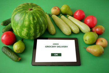 Organik sebzeler ve pamuk poşetindeki meyveler ve tablet bilgisayar, çevrimiçi pazar, ev konseptinde yeşil market teslimatı, online konsept satın al