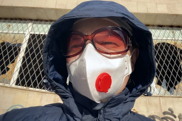 Kobieta Okularach Respiratorze Wysokościowym Zniszczonej Elektrowni Jądrowej Niebezpieczeństwo Uszkodzenia Promieniowaniem — Zdjęcie stockowe