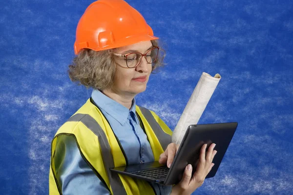 Женщина Инженер Жесткой Шляпе Папкой Документами Ноутбуком Заднем Плане Склада — стоковое фото