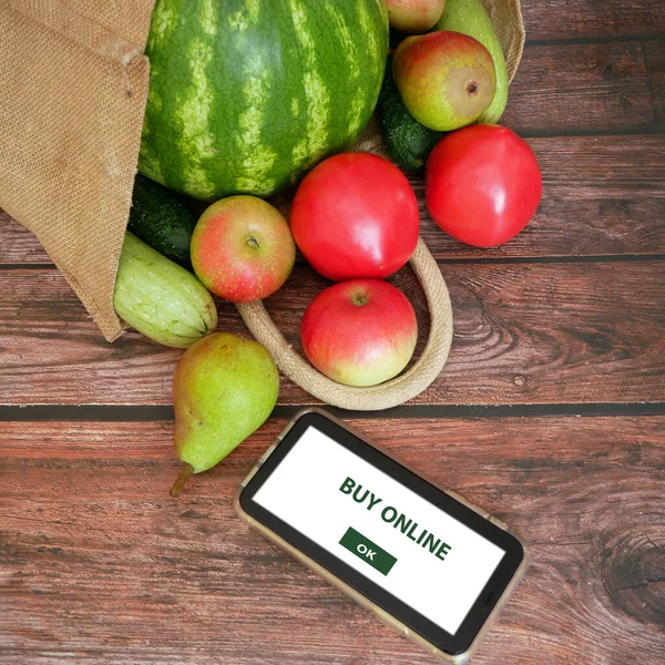 オーガニック野菜や果物で綿の袋や携帯電話 オンライン市場 家庭の概念で緑の食料品の配達 オンラインコンセプトを購入 — ストック写真