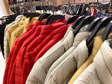 Rafta Giysiler, askılarda şık kıyafetler, Giyim mağazası, sonbahar ve kış koleksiyonu, yakın plan.