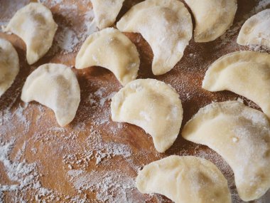 Ahşap masada el yapımı taze ravioli. Ve ricotta ravioli, en iyi manzara.