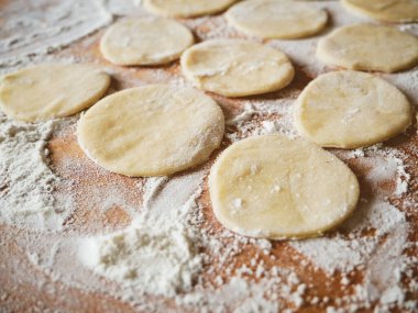 Ahşap masada el yapımı taze ravioli. Ve ricotta ravioli, en iyi manzara.