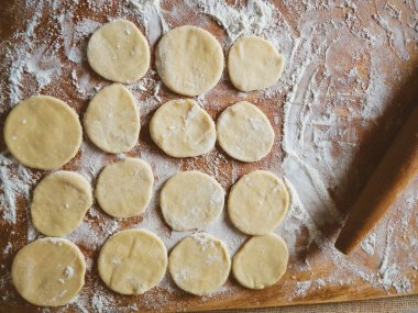 Ahşap masada el yapımı taze ravioli. Ve ricotta ravioli, en iyi manzara.