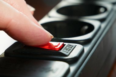 Siyah Elektrik Uzatma Kablosu 'nda kırmızı ışık anahtarı kullanan el kapatma