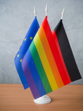 Bayraklar Almanya, Avrupa Birliği ve Igbt tahta masada. Kavram