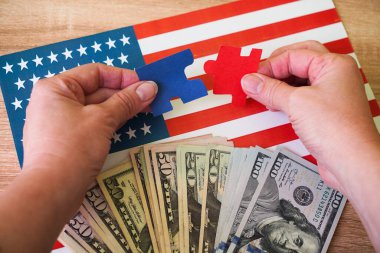 Amerikan bayrağı, para ve oy pusulasının sembolü, Demokratlar mı yoksa Cumhuriyetçiler mi? Birleşik Devletler Temsilciler Meclisi Seçim 2022 konsepti