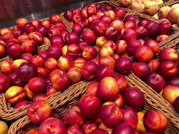 Красные Желтые Плоды Обрезках Овощей Фруктов Гипермаркете Здоровая Концепция Крупный — стоковое фото
