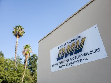 Glendale, California, ABD 7 Ekim 2022: Motorlu Taşıtlar Departmanı binasında Kaliforniya Motorlu Taşıtlar Departmanı tabelası. İllüstrasyon Editörü.