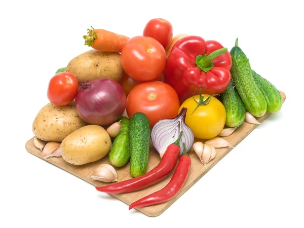 在白色背景上的切菜板上的新鲜蔬菜 — 图库照片