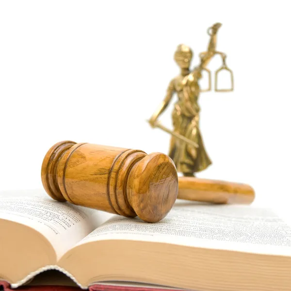 Martillo, libro de leyes, una estatua de la justicia sobre un fondo blanco —  Fotos de Stock
