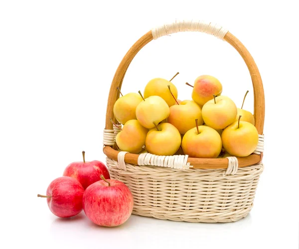 Panier de pommes sur fond blanc — Photo