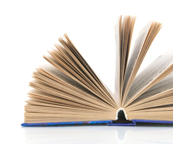 Книга крупным планом на белом фоне
