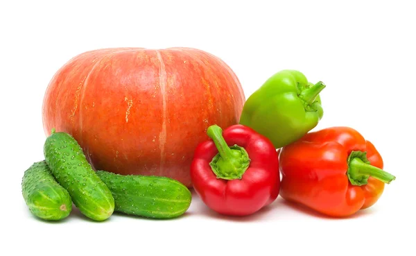 Calabaza madura, pimientos y pepinos sobre un fondo blanco — Foto de Stock