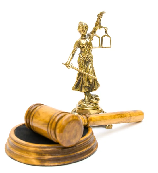 Statue der Gerechtigkeit und Hammer auf weißem Hintergrund — Stockfoto