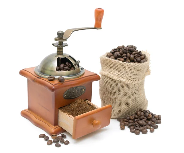 Moulin à café et grains de café sur fond blanc — Photo