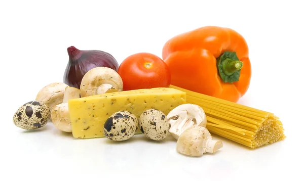 Käse, Spaghetti, Pilze und Gemüse auf weißem Hintergrund — Stockfoto
