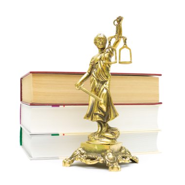 Adalet heykeli ve beyaz arka plan üzerinde izole kitap