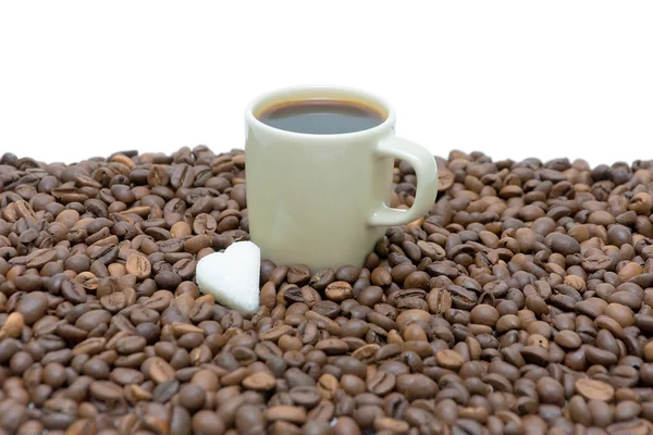 Egy csésze kávé és kávébab — Stock Fotó