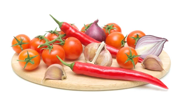 Verduras frescas en una tabla de cortar sobre un fondo blanco —  Fotos de Stock